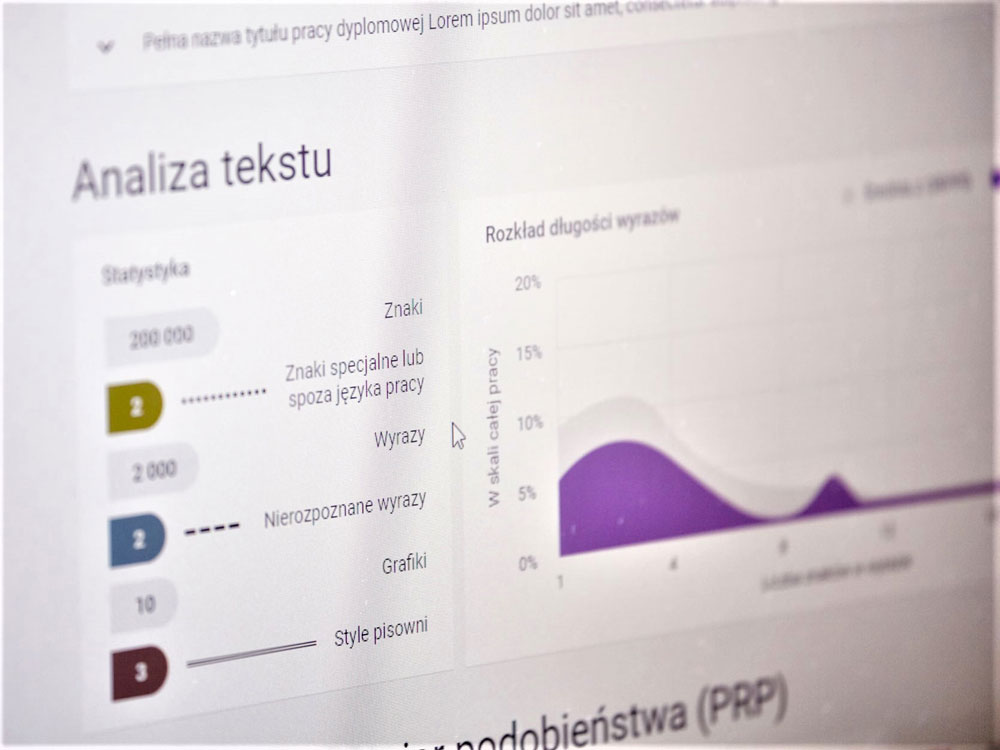 Zdjęcie ekranu komputera z uruchomionym systemem JSA. W kolumnie z lewej strony widoczne napisy (od
góry): Pełna nazwa pracy dyplomowej; Analiza tekstu; Statystyka; Znaki; Znaki specjalne lub spoza języka pracy; Wyrazy; Nierozpoznane wyrazy;
Grafiki; Style pisowni. Z prawej strony rozkład wyników przedstawiony graficznie, w tym rozkład długości wyrazów w skali całej
pracy.