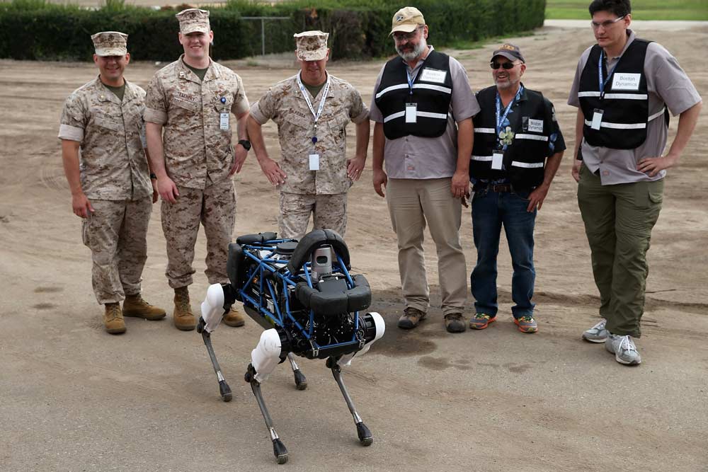 Żołnierze oglądają autonomicznego robota produkcji Boston Dynamics