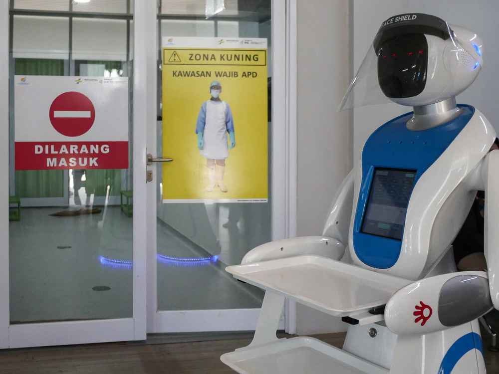 Robot niosący pustą tacę w szpitalu w Dżakarcie